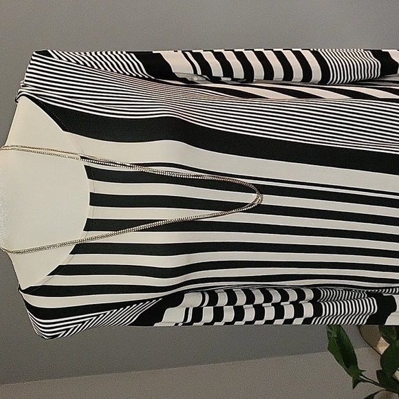 Cyrus Black/White Striped Rayon/Spandex Dress with Asymetrical Hem Size M - Picture 2 of 9